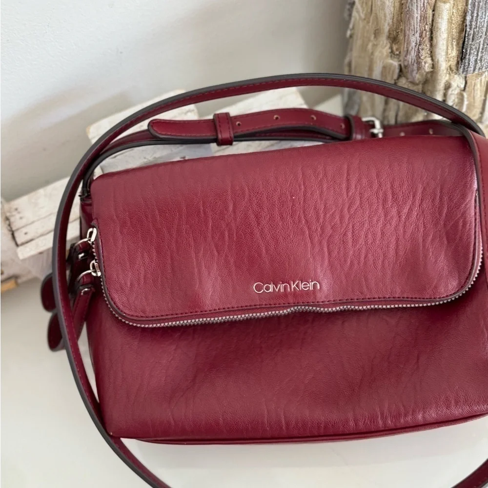 Calvin Klein Crossbody in Currant – Stylish & Functional